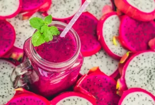 Smoothie de pitaya servido com folhas de hortelã decorando a bebida.