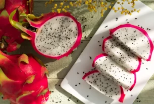 Pitaya partida ao meio e cortada em fatias, destacando sua polpa rica em antioxidantes e benefícios da Pitaia para a saúde