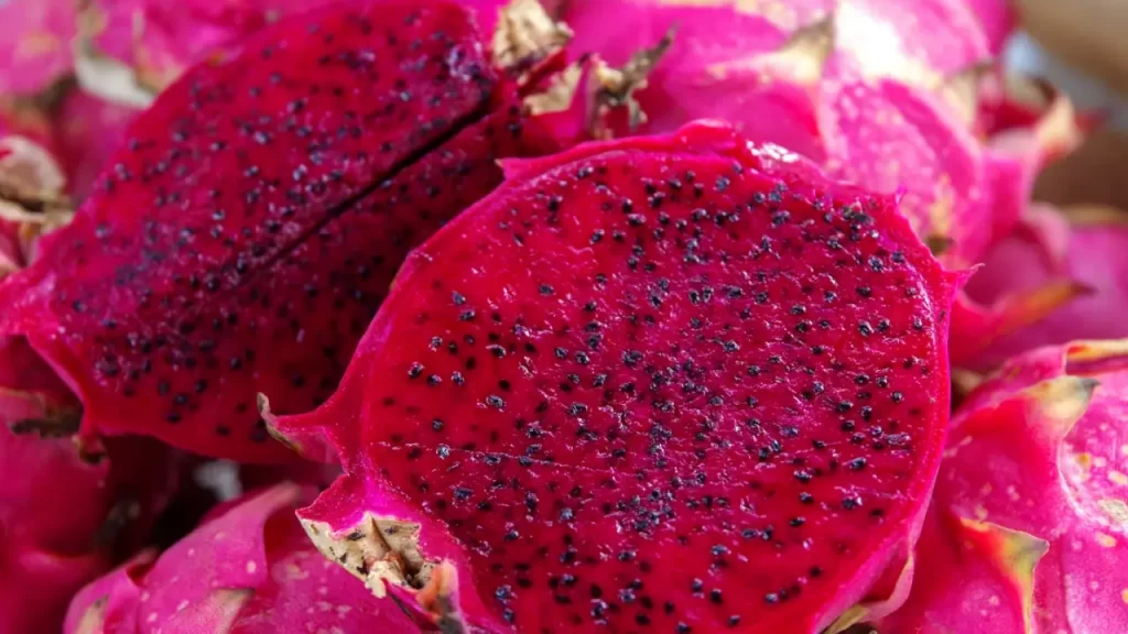 Uma pitaya da poupa rosa esbanjando sabor.