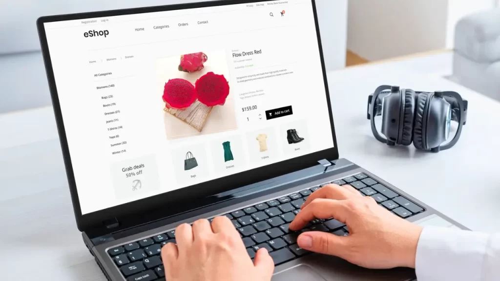 Pessoa navegando em um site de vendas no notebook, com imagens de pitayas à mostra.