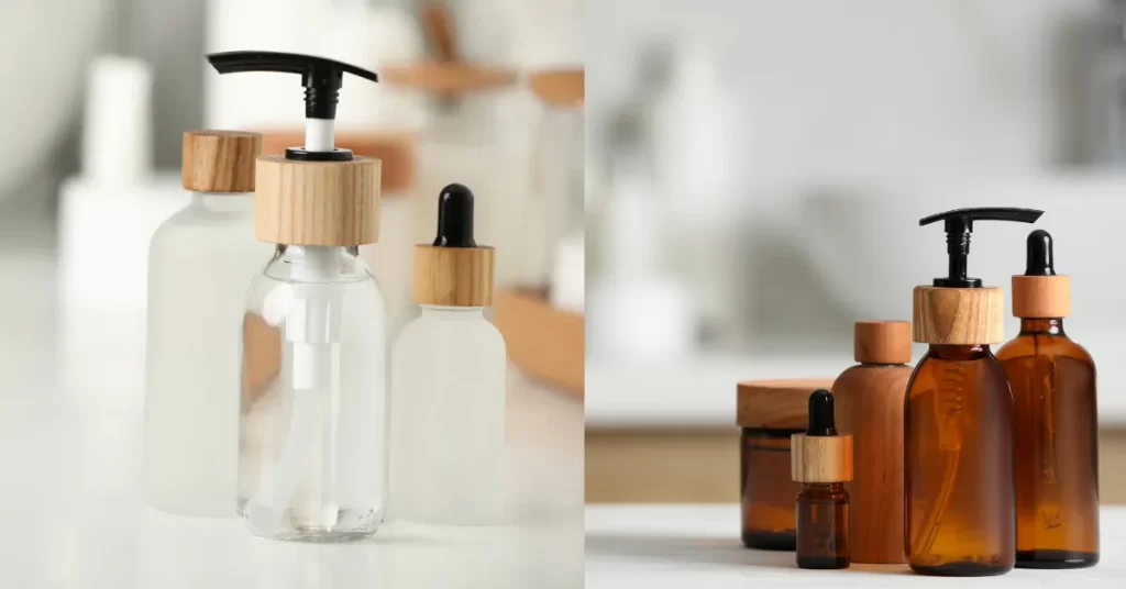 Conjunto de frascos de vidro com tampas de madeira, em versões transparentes, foscas e âmbar, organizados sobre uma bancada de banheiro, mostrando como acessórios modernos podem transformar o ambiente sem reforma.